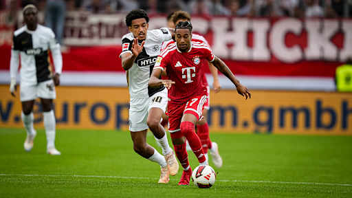 Michael Olise im Laufduell während des Gastspiels des FC Bayern in der Bundesliga bei der SV Elversberg