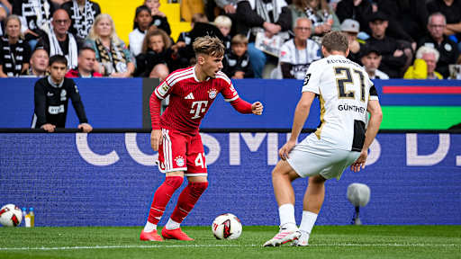 Lennart Karl im Dribbling während des Gastspiels des FC Bayern in der Bundesliga bei der SV Elversberg
