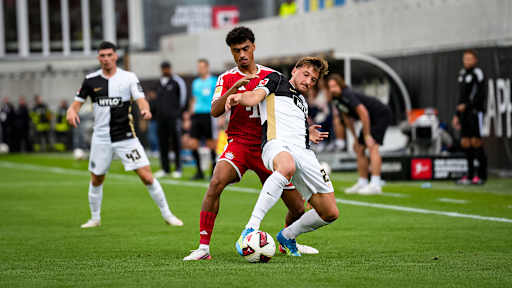 Nathaniel Brown im Zweikampf um den Ball während des Gastspiels des FC Bayern in der Bundesliga bei der SV Elversberg