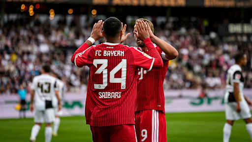 Ismael Saibari und Harry Kane klatschen ab während des Gastspiels des FC Bayern in der Bundesliga bei der SV Elversberg
