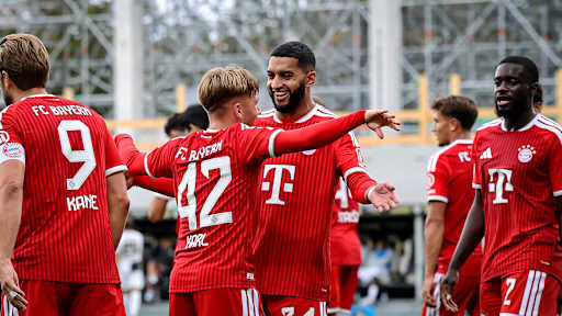 Lennart Karl und Ismael Saibari jubeln zusammen während des Gastspiels des FC Bayern in der Bundesliga bei der SV Elversberg