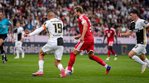 Harry Kane im Laufduell während des Gastspiels des FC Bayern in der Bundesliga bei der SV Elversberg