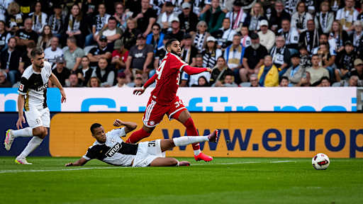 Ismael Saibari im Zweikampf um den Ball während des Gastspiels des FC Bayern in der Bundesliga bei der SV Elversberg