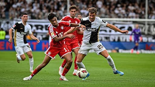 Nathaniel Brown im Zweikampf mit Lukas Petkov während des Gastspiels des FC Bayern in der Bundesliga bei der SV Elversberg