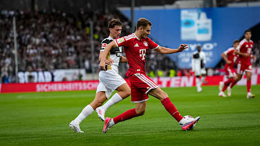 Josip Stanišić im Zweikampf während des Gastspiels des FC Bayern in der Bundesliga bei der SV Elversberg