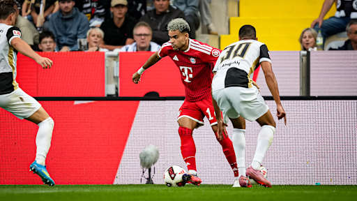 Luis Díaz im Eins-gegen-Eins während des Gastspiels des FC Bayern in der Bundesliga bei der SV Elversberg