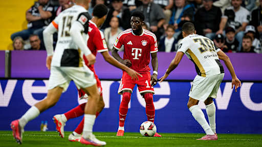 Alphonso Davies mit Ball am Fuß während des Gastspiels des FC Bayern in der Bundesliga bei der SV Elversberg