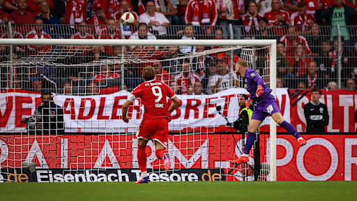 Ein Schuss von Michael Olise landet an der Latte während des Gastspiels des FC Bayern in der Bundesliga bei der SV Elversberg