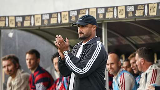 Vincent Kompany applaudiert an der Seitenlinie während des Gastspiels des FC Bayern in der Bundesliga bei der SV Elversberg