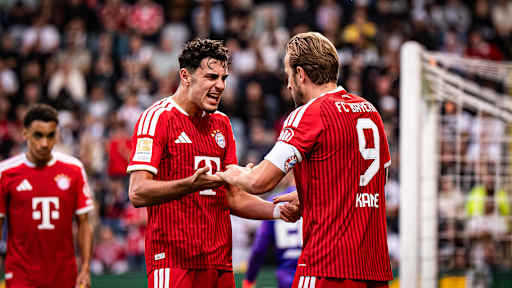 Aleksandar Pavlović und Harry Kane jubeln während des Gastspiels des FC Bayern in der Bundesliga bei der SV Elversberg