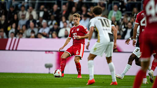 Joshua Kimmich mit Ball am Fuß während des Gastspiels des FC Bayern in der Bundesliga bei der SV Elversberg
