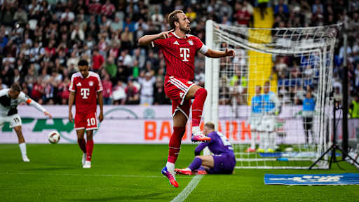 Harry Kane jubelt während des Gastspiels des FC Bayern in der Bundesliga bei der SV Elversberg