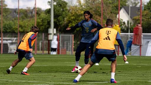 Noah Codjo-Evora geht im Training ins Dribbling.