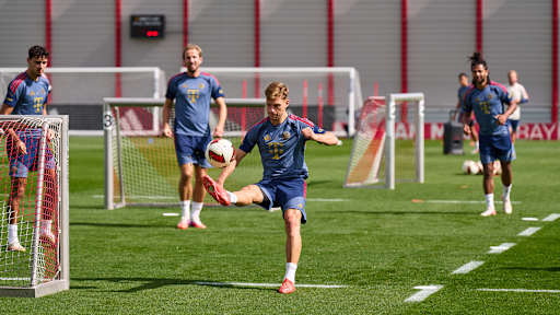 Joshua Kimmich spielt einen Ball in der Luft im Training des FC Bayern