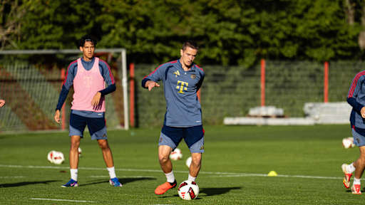 Yll Gashi passt den Ball.