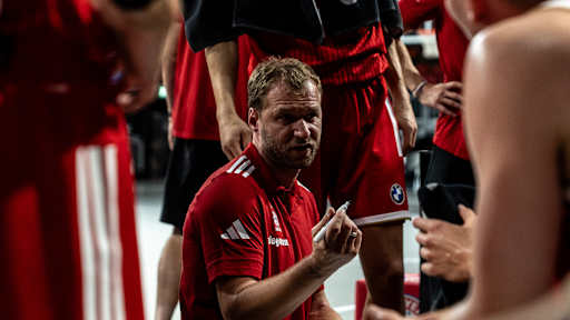 Anton Gavel Teambesprechung