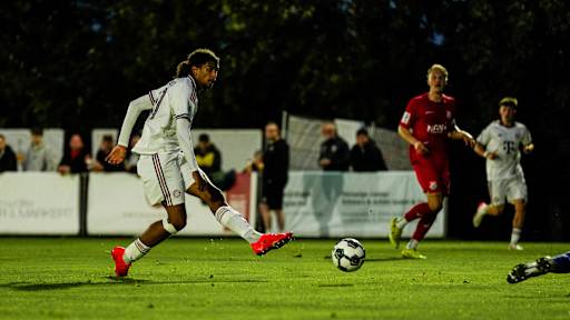 Noah Codjo-Evora schießt mit dem linken Fuß.