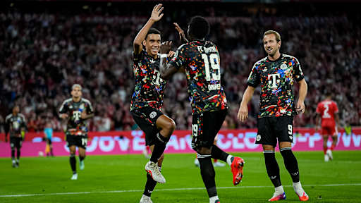 Jamal Musiala und Alphonso Davies klatschen ab während des Bundesligaspiels zwischen dem FC Bayern und Union Berlin