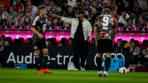 Vincent Kompany gibt an der Seitenlinie die Richtung vor während des Bundesligaspiels zwischen dem FC Bayern und Union Berlin