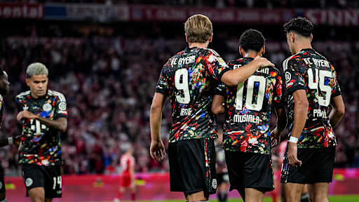 Harry Kane und Aleksandar Pavlović mit Jamal Musiala im Arm während des Bundesligaspiels zwischen dem FC Bayern und Union Berlin