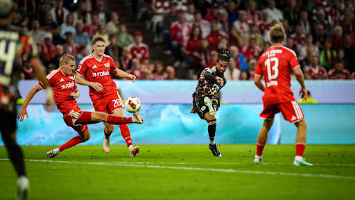 Michael Olise beim Torschuss während des Bundesligaspiels zwischen dem FC Bayern und Union Berlin