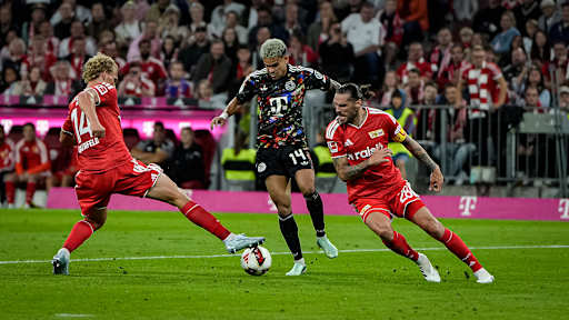Luis Díaz bedrängt von zwei Gegenspielern während des Bundesligaspiels zwischen dem FC Bayern und Union Berlin