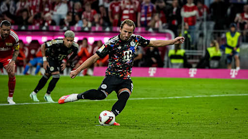 Harry Kane trifft vom Elfmeterpunkt während des Bundesligaspiels zwischen dem FC Bayern und Union Berlin