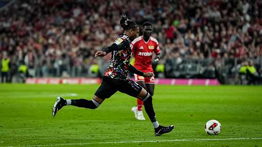 Michael Olise trifft zum 3:0-Pausenstand während des Bundesligaspiels zwischen dem FC Bayern und Union Berlin