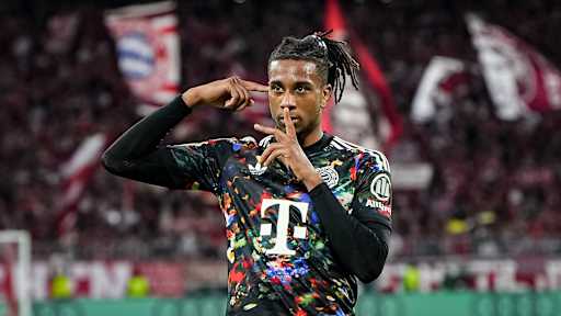 Michael Olise bejubelt sein Tor während des Bundesligaspiels zwischen dem FC Bayern und Union Berlin