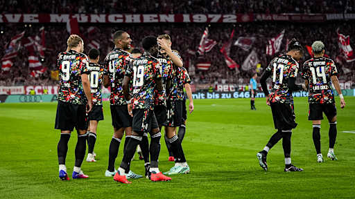 Jonathan Tah, Harry Kane, Alphonso Davies und Co. feiern während des Bundesligaspiels zwischen dem FC Bayern und Union Berlin