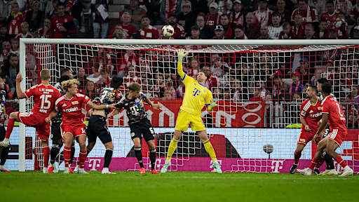 Manuel Neuer lenkte den Ball über die Latte während des Bundesligaspiels zwischen dem FC Bayern und Union Berlin