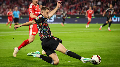 Josip Stanišić mit der Grätsche während des Bundesligaspiels zwischen dem FC Bayern und Union Berlin