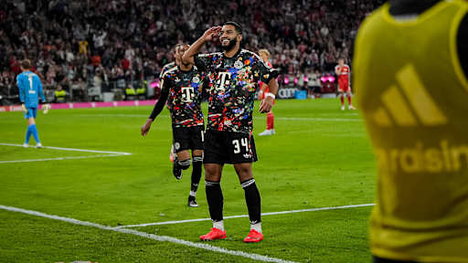 Ismael Saibari salutiert vor der Kurve während des Bundesligaspiels zwischen dem FC Bayern und Union Berlin