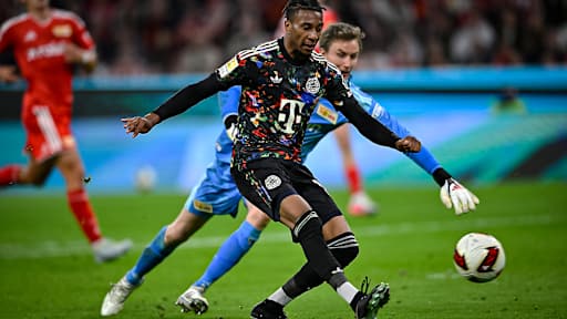 Michael Olise trifft zum 6:0 während des Bundesligaspiels zwischen dem FC Bayern und Union Berlin
