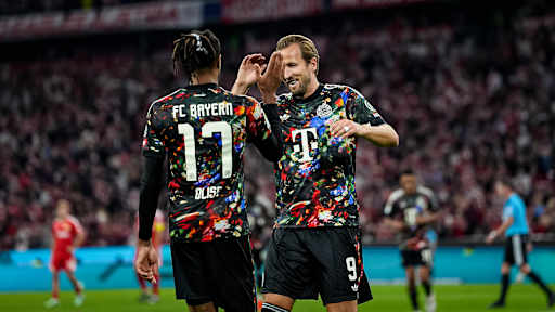 Michael Olise und Harry Kane klatschen ab während des Bundesligaspiels zwischen dem FC Bayern und Union Berlin
