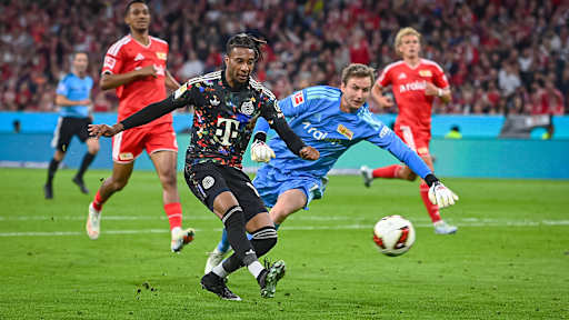 Michael Olise netzt zum 7:0 während des Bundesligaspiels zwischen dem FC Bayern und Union Berlin