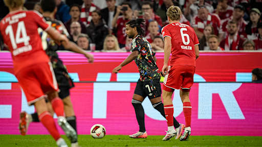 Serge Gnabry mit Ball am Fuß während des Bundesligaspiels zwischen dem FC Bayern und Union Berlin
