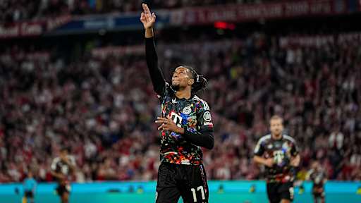 Michael Olise jubelt während des Bundesligaspiels zwischen dem FC Bayern und Union Berlin