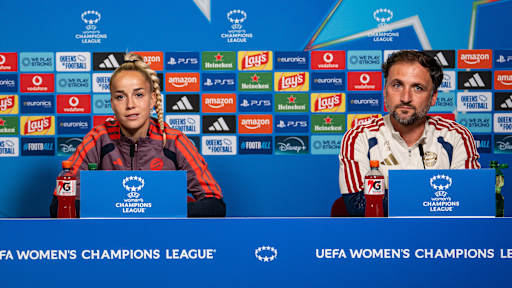 Giulia Gwinn und José Barcala im Zuge der Pressekonferenz von ManCity.