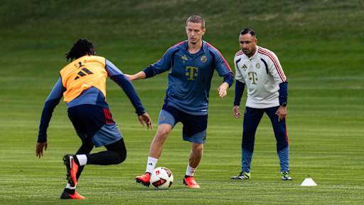Yll Gashi dribbelt mit dem Ball am Fuß.
