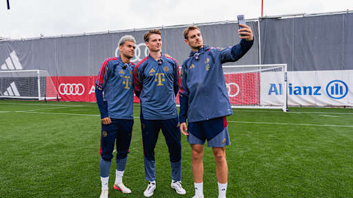 Luis Diaz, Jonas Urbig und Josip Stanisic nehmen ein Selfie gemeinsam auf.