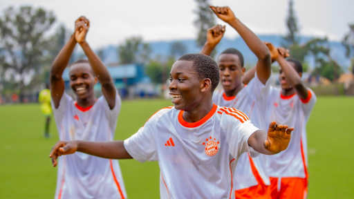 Kinder lachen im Training an ein FC Bayern Football School