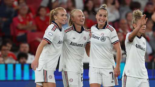 Die FC Bayern Frauen bejubeln ein Tor gegen Benfica.