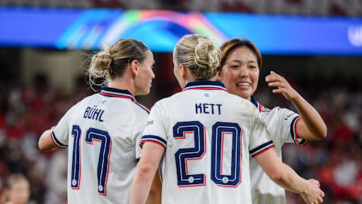 Die FCB-Frauen bejubeln den Sieg in Lissabon.
