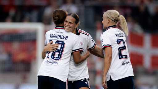 Die FC Bayern Frauen bejubeln ein Tor in Berlin.