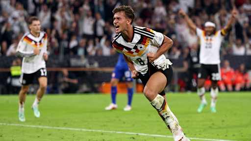 Tom Bischof jubelt ausgelassen nach seinem ersten Tor für die DFB-Auswahl