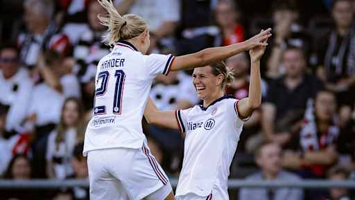 Pernille Harder und Klara Bühl jubeln während des Gastspiels der FC Bayern Frauen in der Frauen-Bundesliga bei Eintracht Frankfurt
