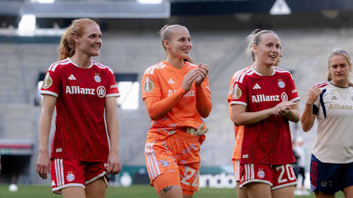 Ballisager, van Eijk und Kett klatschend auf dem Rasen nach dem Spiel