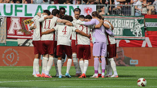 Los jugadores del FC Augsburg hacen piña en círculo