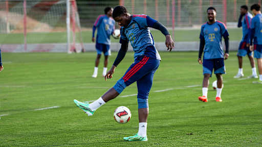 Der Spieler macht einen Trick mit dem Ball.